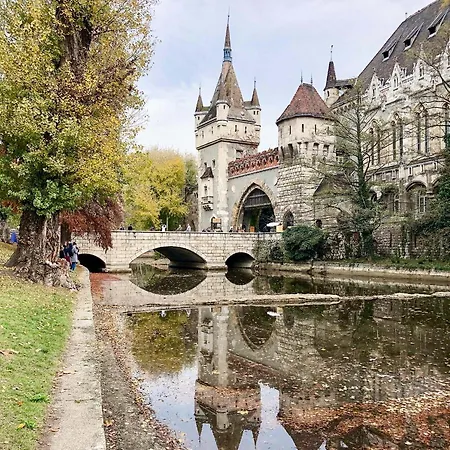 Happy Hours-family Affair-budapest Iconic Postcode Apartment Budapest